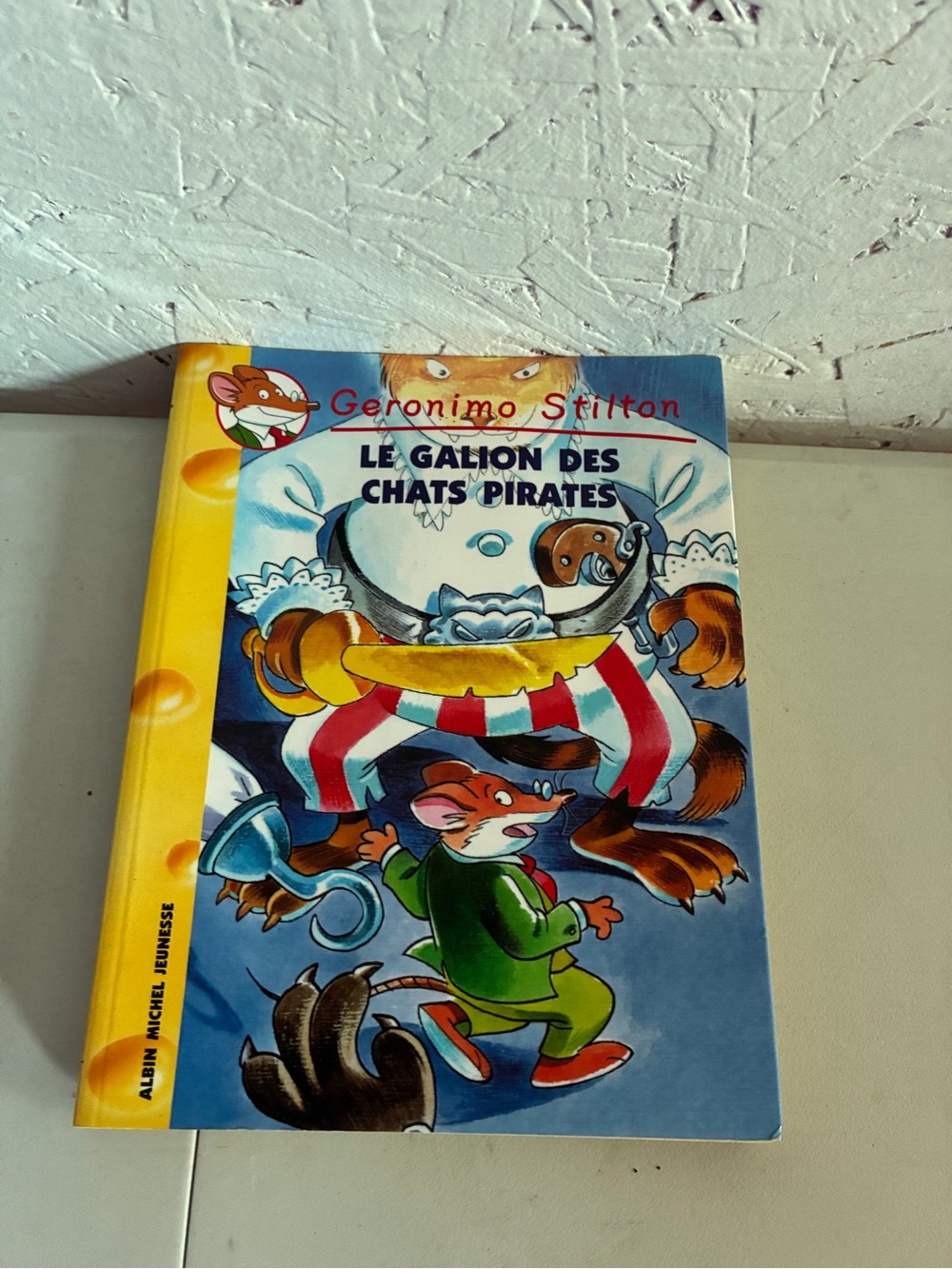 Geronimo Stilton Kids Book - Blue & Yellow Cover - Le Galion des Chats Pirates